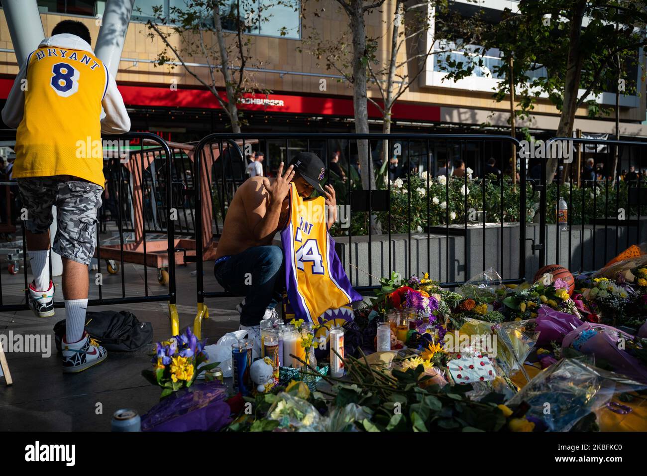 Fans versammeln sich an einem provisorischen Denkmal, um den Tod der NBA-Legende Kobe Bryant zu betrauern, der am 26. Januar 27 2020 zusammen mit seiner Tochter und sieben anderen bei einem Hubschrauberabsturz auf der LA Live plaza vor dem Staples Center in Los Angeles getötet wurde. - (Foto von Brent Combs/NurPhoto) Stockfoto