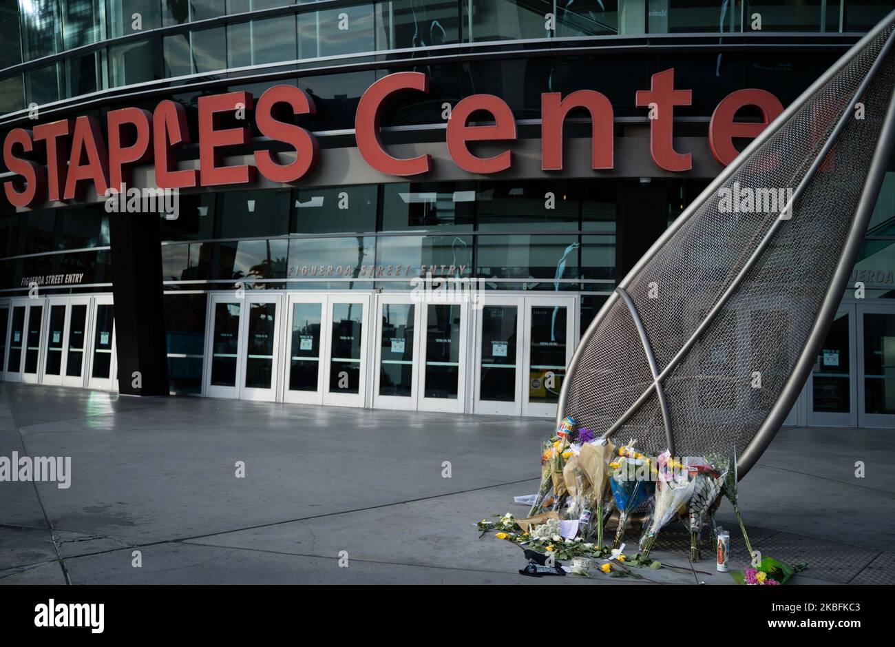 Am 27. Januar 2020 werden Blumen vor einem Eingang im Staples Center in Los Angeles, CA, als Denkmal für DIE Legende VON LA Kobe Bryant gelegt. (Foto von Brent Combs/NurPhoto) Stockfoto