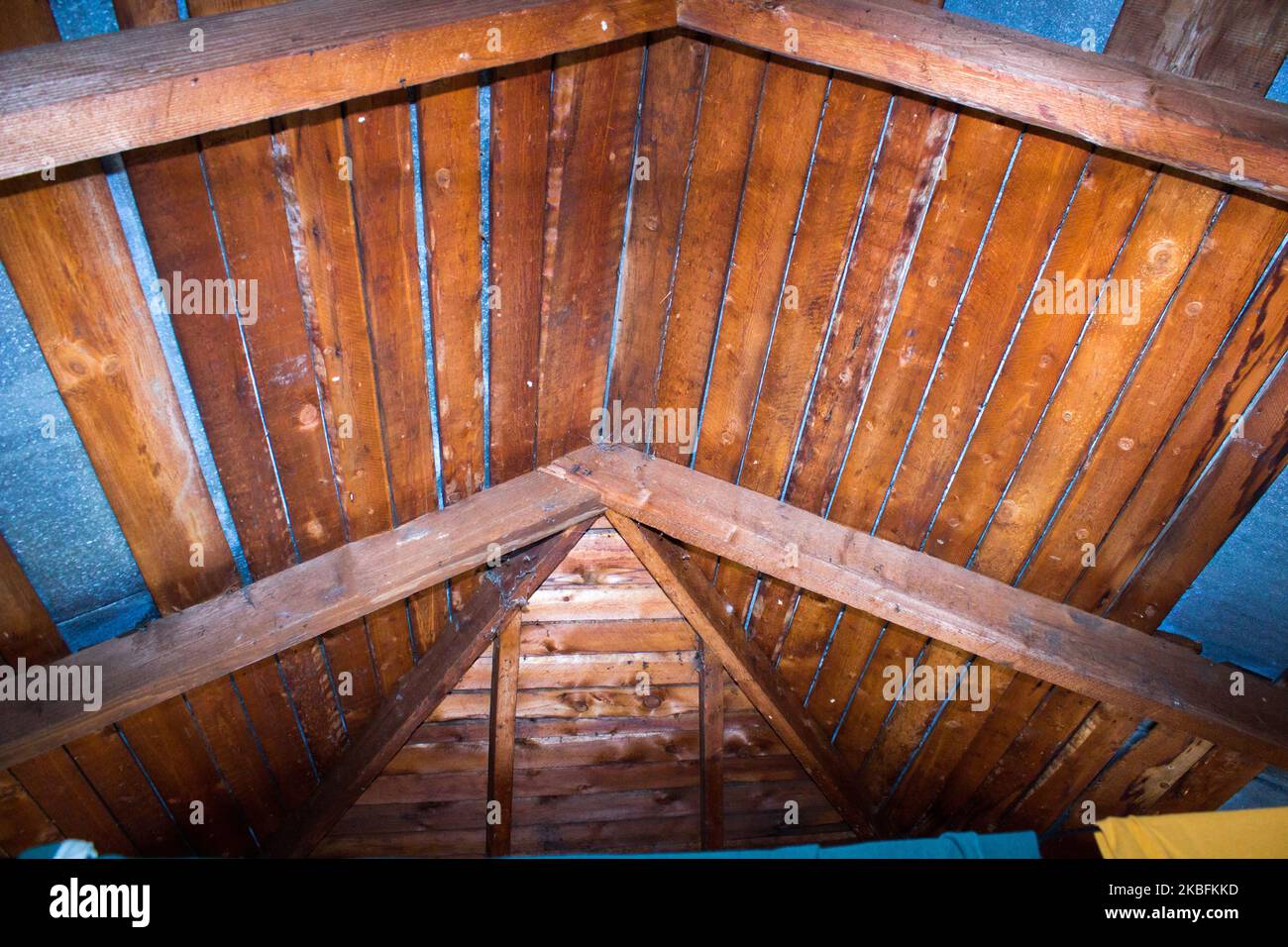 Holzdachsparren innen, Metalldach Stockfoto