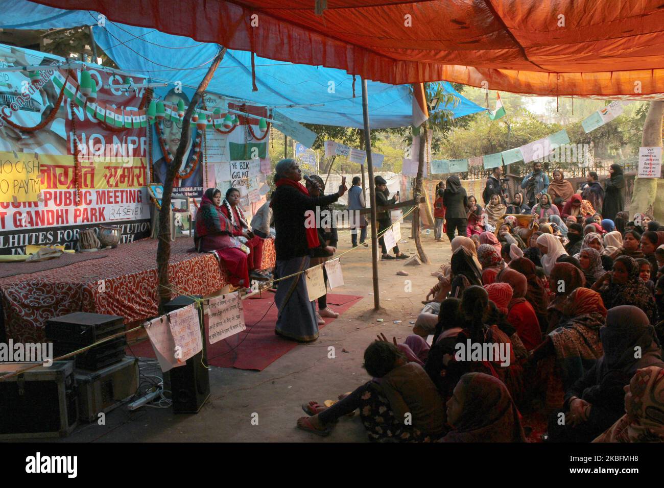 Annie Raja, Generalsekretärin der National Federation of Indian Women und CPI-Vorsitzende, wenden sich am 27. Januar im Gandhi Park, Hauz Rani, an Frauen, die auf unbestimmte Zeit sitzen, um gegen das Citizenship Amendment Act (CAA), das National Register of Citizens (NRC) und das National Population Register (NPR) zu protestieren. 2020 in Neu-Delhi, Indien. (Foto von Mayank Makhija/NurPhoto) Stockfoto