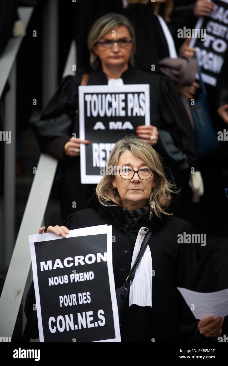 Ein Anwalt hält ein Flugblatt mit der Aufschrift „Macron nimmt uns für Idioten“. Anwälte versammelten sich vor dem Gerichtsgebäude von Toulouse, um gegen die geplante Rentenreform Macrons zu protestieren. Ihre Beiträge zum Rentensystem werden sich verdoppeln (14 % auf 28 %), bei einer Rente jedoch um 30 % niedriger. Anwälte blockieren das Gerichtsgebäude von Toulouse und alle Anhörungen für diesen Tag. Die Gouvernement-Partei Macrons plant, das Rentensystem durch ein System nach Punkten (Kapitalisierung) zu ändern. Toulouse. Frankreich. Januar 28. 2020. (Foto von Alain Pitton/NurPhoto) Stockfoto
