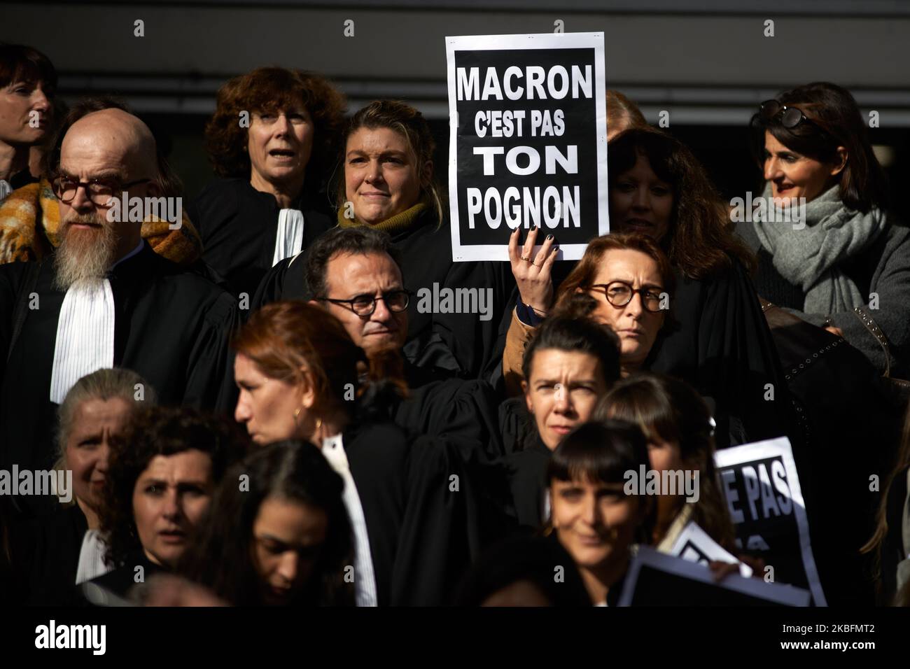 Ein Anwalt schwingt ein Flugblatt mit der Aufschrift „Macron, das ist nicht dein Teig“. Anwälte versammelten sich vor dem Gerichtsgebäude von Toulouse, um gegen die geplante Rentenreform Macrons zu protestieren. Ihre Beiträge zum Rentensystem werden sich verdoppeln (14 % auf 28 %), bei einer Rente jedoch um 30 % niedriger. Anwälte blockieren das Gerichtsgebäude von Toulouse und alle Anhörungen für diesen Tag. Die Gouvernement-Partei Macrons plant, das Rentensystem durch ein System nach Punkten (Kapitalisierung) zu ändern. Toulouse. Frankreich. Januar 28. 2020. (Foto von Alain Pitton/NurPhoto) Stockfoto