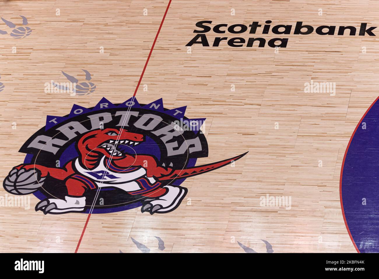 Gesamtansicht auf dem Scotiabank Arena Court mit Retro-Logo von Toronto Raptors während des NBA-Spiels Toronto Raptors vs Atlanta Hawks in der Scotiabank Arena am 28. Januar 2020 in Toronto, Kanada. Toronto Raptors gewann 130:114. (Foto von Anatoliy Tscherkasov/NurPhoto) Stockfoto