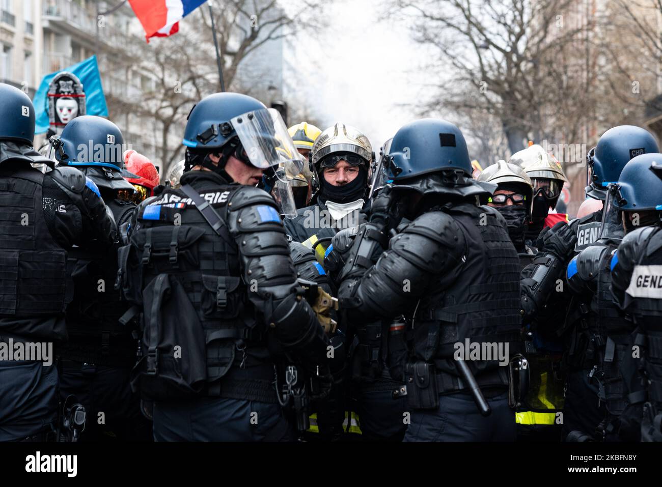 Die Prozession der wütenden Feuerwehrmänner demonstriert an diesem Dienstag, dem 28. Januar 2020, vollständig von Polizeibeamten umgeben, Auf Aufruf der Berufs-Feuerwehrverbände demonstrierten mehrere Tausend Feuerwehrleute in Paris zwischen dem Place de la République und dem Place de la Nation, um die Revalorisierung des Feuerbonus und ihren Ruhestand zu fordern. Auf dem Weg der Prozession kam es zu Zusammenstößen mit der Polizei, und am Ende der Demonstration, bei der einige hundert Menschen versuchten, eine Brückenstange zu brechen, setzte die Bereitschaftspolizei Tränengas und die neuen GM2L Granaten ein, um sie zurückzudrängen. (Foto von Samuel B. Stockfoto