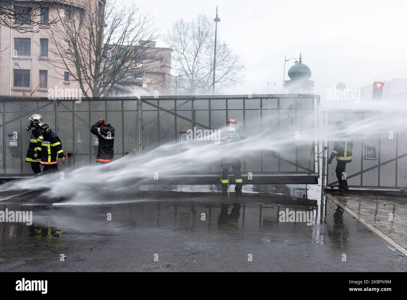 Einige Feuerwehrmänner konfrontieren die Polizisten, die sich an diesem Dienstag, dem 28.. Januar 2020, hinter einer Bereitschaftssperre versammelt haben, mit Gewalt. Auf Aufruf der Berufs-Feuerwehrverbände demonstrierten mehrere Tausend Feuerwehrleute in Paris zwischen dem Place de la République und dem Place de la Nation, um die Revalorisierung des Feuerbonus und ihren Ruhestand zu fordern. Auf dem Weg der Prozession kam es zu Zusammenstößen mit der Polizei, und am Ende der Demonstration, bei der einige hundert Menschen versuchten, eine Brückenstange zu brechen, setzte die Bereitschaftspolizei Wasserwerfer und Tränengasgranaten sowie die neuen GM2L Granaten ein, um sie abzuwehren. Stockfoto