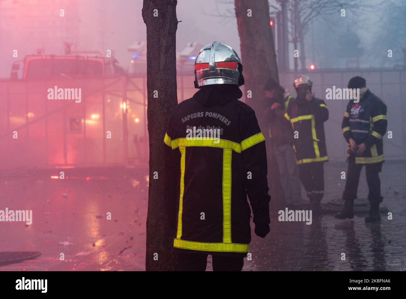 Einige Feuerwehrmänner konfrontieren die Polizisten, die sich an diesem Dienstag, dem 28.. Januar 2020, hinter einer Bereitschaftssperre versammelt haben, mit Gewalt. Auf Aufruf der Berufs-Feuerwehrverbände demonstrierten mehrere Tausend Feuerwehrleute in Paris zwischen dem Place de la République und dem Place de la Nation, um die Revalorisierung des Feuerbonus und ihren Ruhestand zu fordern. Auf dem Weg der Prozession kam es zu Zusammenstößen mit der Polizei, und am Ende der Demonstration, bei der einige hundert Menschen versuchten, eine Brückenstange zu brechen, setzte die Bereitschaftspolizei Wasserwerfer und Tränengasgranaten sowie die neuen GM2L Granaten ein, um sie abzuwehren. Stockfoto