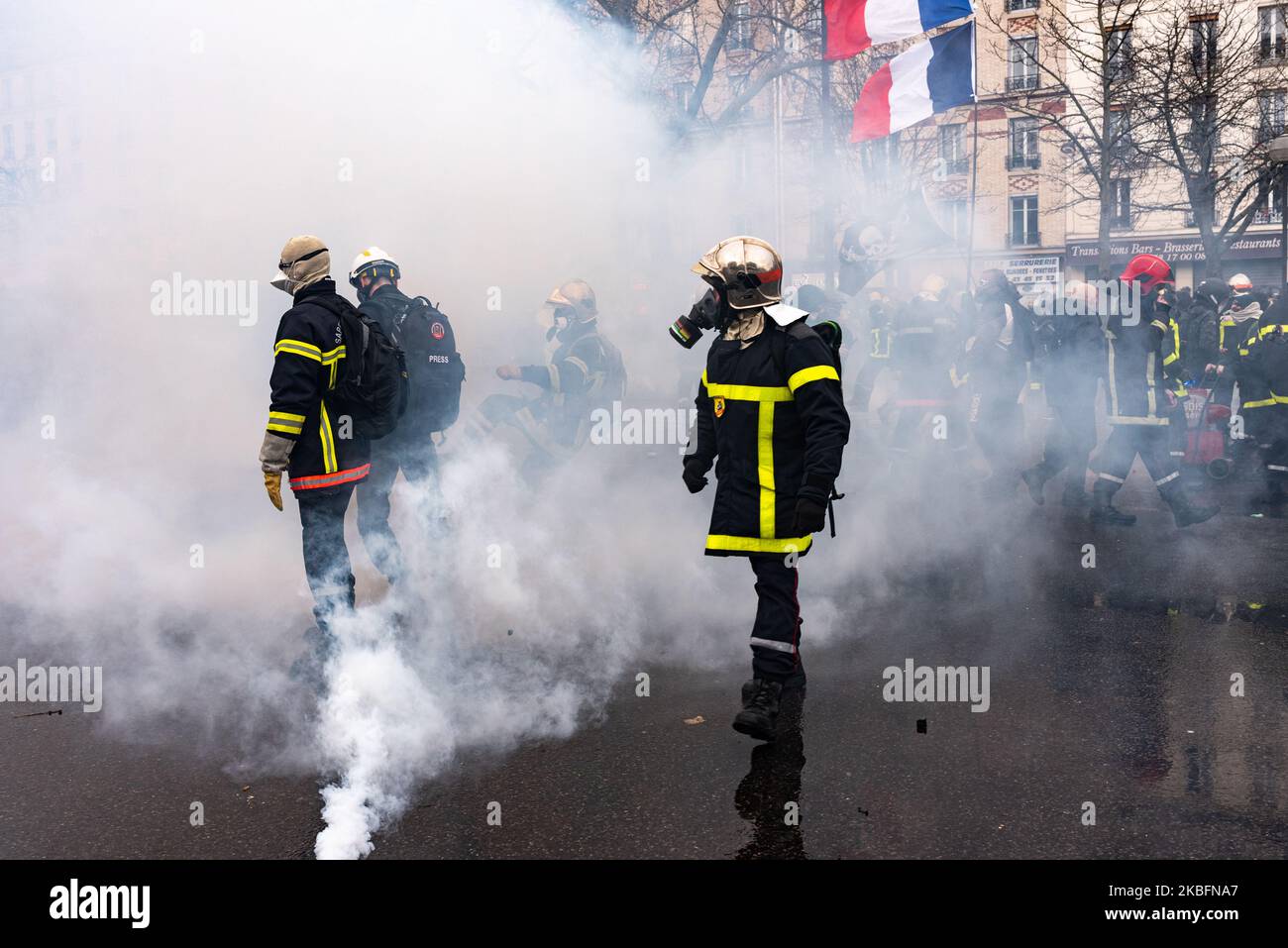 Einige Feuerwehrmänner konfrontieren die Polizisten, die sich an diesem Dienstag, dem 28.. Januar 2020, hinter einer Bereitschaftssperre versammelt haben, mit Gewalt. Auf Aufruf der Berufs-Feuerwehrverbände demonstrierten mehrere Tausend Feuerwehrleute in Paris zwischen dem Place de la République und dem Place de la Nation, um die Revalorisierung des Feuerbonus und ihren Ruhestand zu fordern. Auf dem Weg der Prozession kam es zu Zusammenstößen mit der Polizei, und am Ende der Demonstration, bei der einige hundert Menschen versuchten, eine Brückenstange zu brechen, setzte die Bereitschaftspolizei Wasserwerfer und Tränengasgranaten sowie die neuen GM2L Granaten ein, um sie abzuwehren. Stockfoto