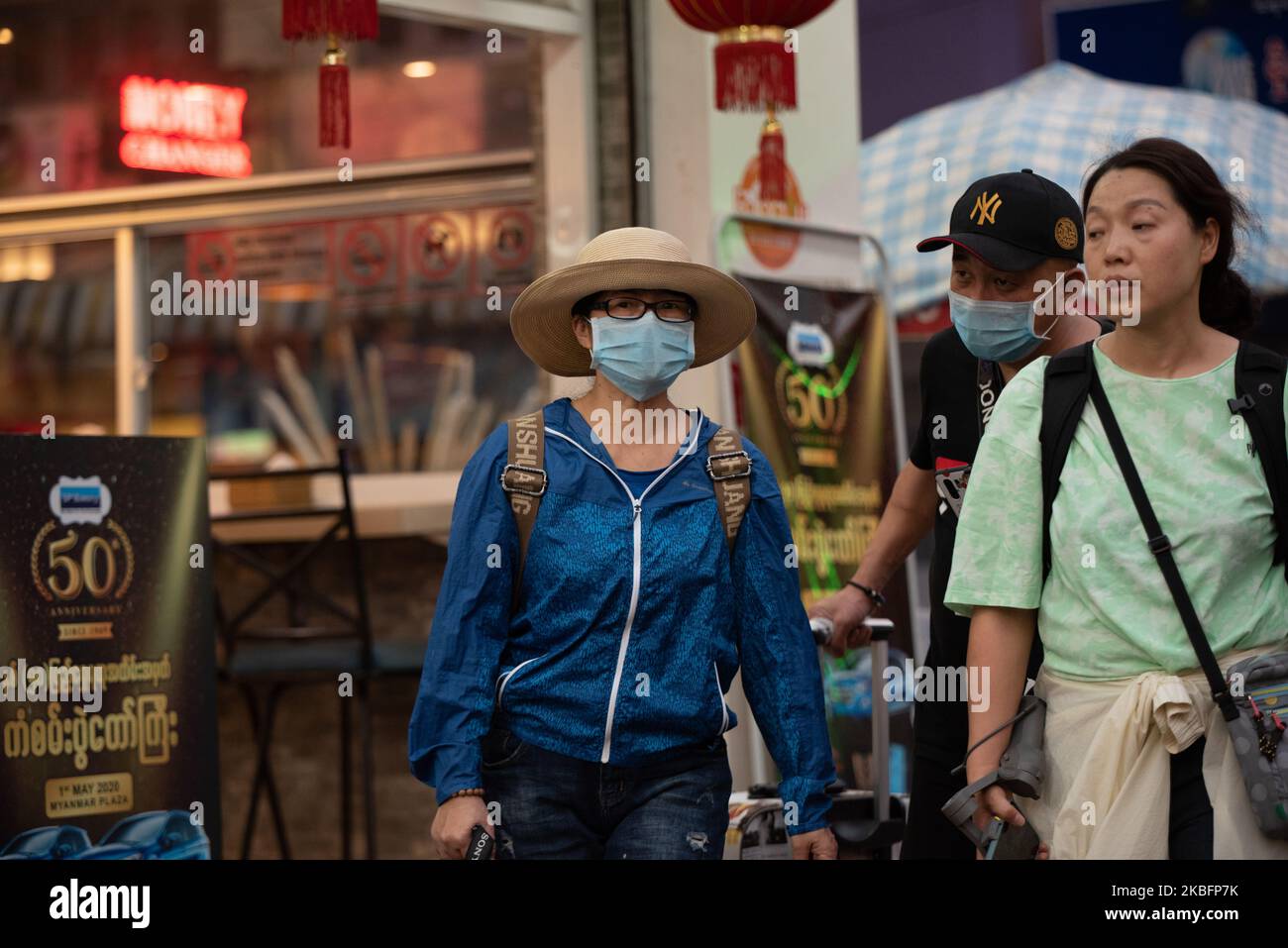 Am 29. Januar 2020 tragen chinesische Touristen in Chinatown in Yangon, Myanmar, Schutzmasken. Myanmar hat bis Januar 29 keine Fälle des Coronavirus gemeldet. Coronavirus, ein Ausbruch, der in der chinesischen Stadt Wuhan begann. Die Zahl der Todesopfer nach dem Ausbruch des Virus stieg am Dienstag auf über 100 und der Fall wurde in anderen Ländern bestätigt, darunter den USA, Kanada, Thailand und Japan. (Foto von Shwe Paw Mya Tin/NurPhoto) Stockfoto