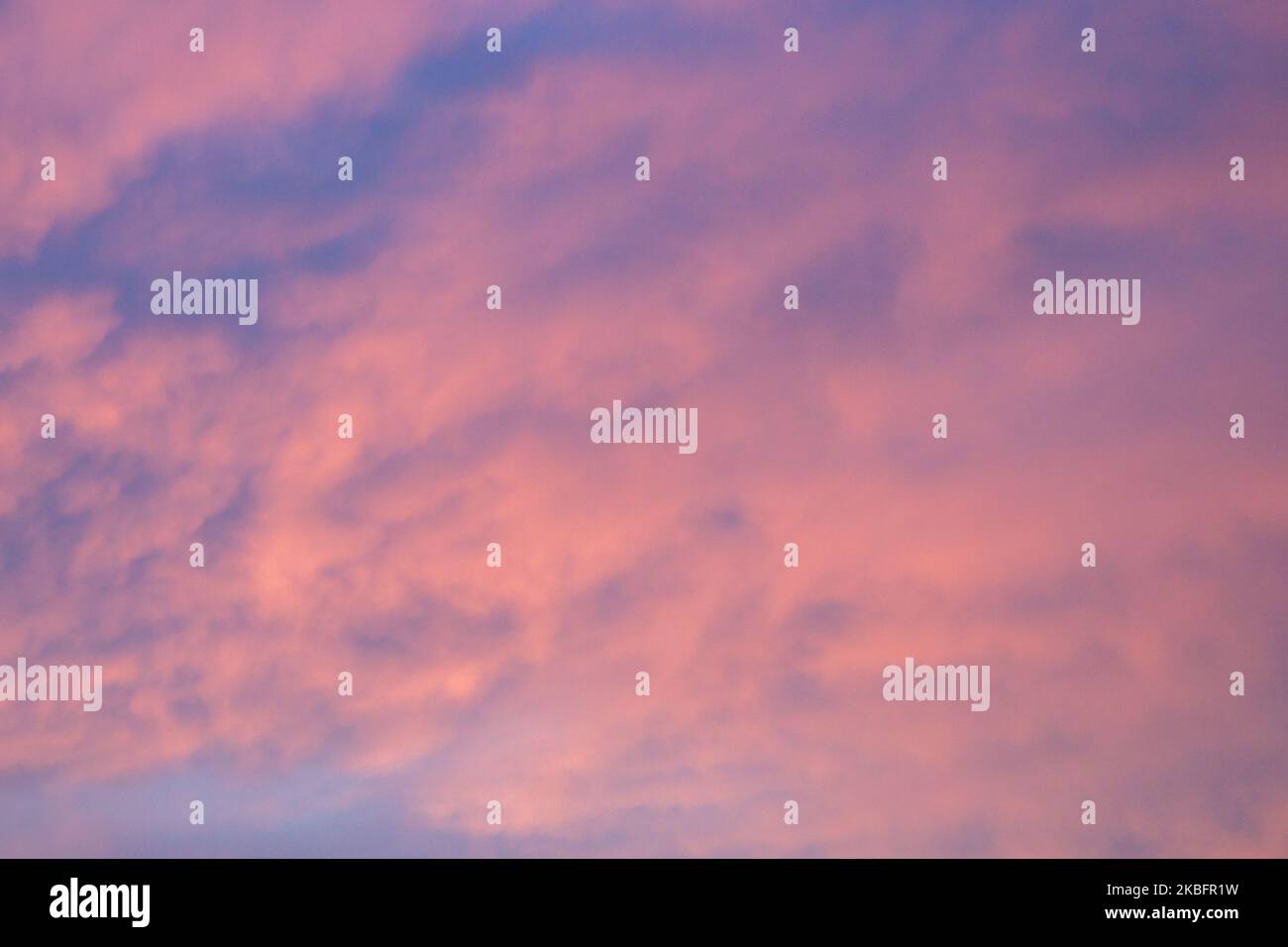 Feurig orange farbenfrohe Sonnenuntergänge Himmel. Wunderschöner Himmel. Stockfoto