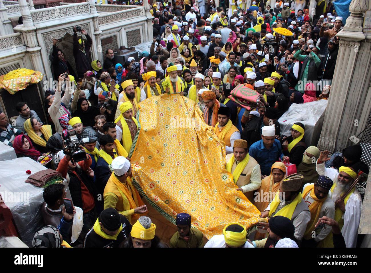 Anhänger feiern Basant Panchami am 29. Januar 2019 in der Dargah von Hazrat Nizamuddin Auliya in Neu-Delhi, Indien. Es ist auch bekannt als die Stadt, die jedes Jahr am fünften Tag des Monats Magh gefeiert wird. (Foto von Mayank Makhija/NurPhoto) Stockfoto