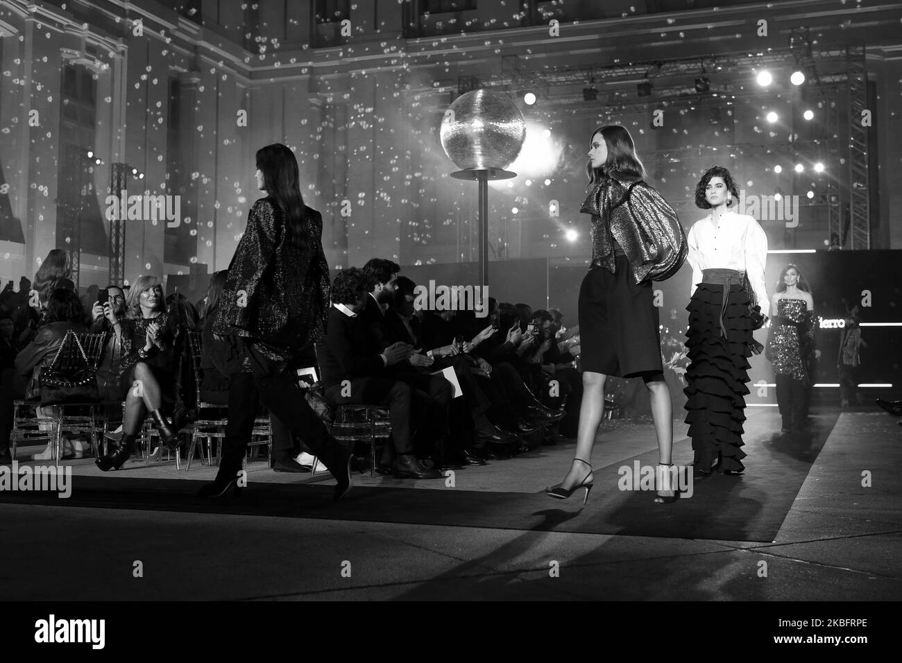 (ANMERKUNG DER REDAKTION: Bild wurde in Schwarz-Weiß umgewandelt) Ein Modell läuft auf der Modeshow Pedro del Hierro während der Mercedes Benz Fashion Week Madrid Herbst/Winter 2020-21 am 29. Januar 2020 in Madrid, Spanien (Foto von Oscar Gonzalez/NurPhoto) Stockfoto