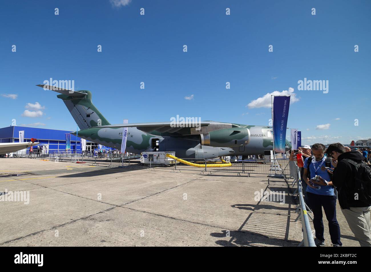 Die brasilianische Luftwaffe Embraer KC-390 wurde nach dem Vertrag von Boeing und Embraer in C-390 Millennium umbenannt, das in Brasilien hergestellte mittelgroße Transportflugzeug, wie es auf der Pariser Luftfahrtschau 53. Le Bourget in Frankreich am 21. Juni 2019 zu sehen war. Es wird vom brasilianischen Luft- und Raumfahrthersteller Embraer Defence and Security mit seinem ersten Flug am 3. Februar 2019 hergestellt. Das militärische Mehrzweckflugzeug für Fracht, Luftbetankung und Truppen kann 26 Tonnen in seinem Rumpf und den 2x IAE V2500-Triebwerken transportieren. Die Flugzeugzulassung ist PT-ZNX und gehört zur Flotte von Força Aérea Brasileira. Brasilien und die portugiesische Luftwaffe von Portuga Stockfoto