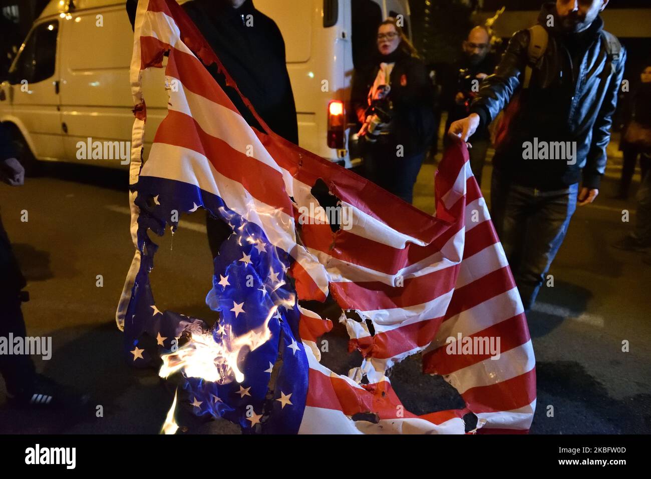 Kommunisten und Linke protestieren am 30. Januar 2020 vor dem griechischen Parlament und marschieren vor der US-Botschaft in Athen, Griechenland, gegen die Ratifizierung eines neuen US-griechischen Verteidigungsabkommens durch das parlament, das die Ausweitung der militärischen Zusammenarbeit bei den NATO-Aktivitäten beinhaltet. (Foto von Nicolas Koutsokostas/NurPhoto) Stockfoto