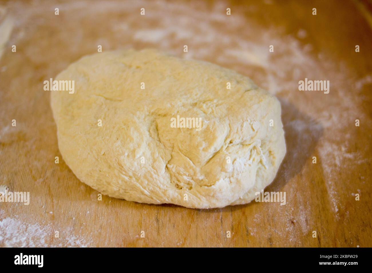 Auf dem Tisch frischer Teig bereit zum Backen Stockfoto