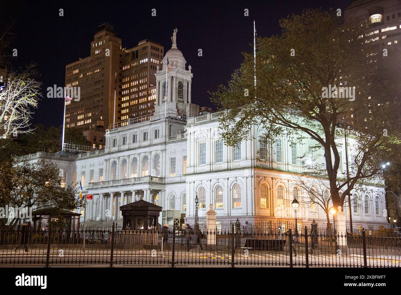 New York City Hall um 1812 Regierungskomplex, der Sitz der NYC Regierung und Büro des Bürgermeisters, stadtrat, befindet sich im Zentrum des City Hall Park im Civic Center-Bereich von Lower Manhattan, zwischen Broadway, Park Row und Chambers Street, wie bei Nacht beleuchtet. Das historische Gebäude im Stil der französischen Renaissance ist das älteste Rathaus in den Vereinigten Staaten, das noch immer seine ursprünglichen Regierungsfunktionen beherbergt. NY, USA (Foto von Nicolas Economou/NurPhoto) Stockfoto