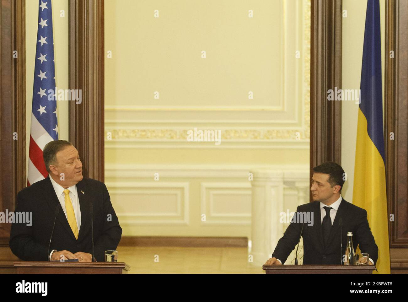 DER US-Außenminister Mike Pompeo (L) und der ukrainische Präsident Wolodymyr Zelensky (R) nehmen am 31. Januar 2020 bei ihrem Treffen in Kiew, Ukraine, an einer Pressekonferenz Teil. US-Außenminister Mike Pompeo besucht die Ukraine, um sich mit hochrangigen Vertretern der Ukraine, Vertretern der Religion, der Zivilgesellschaft und der Wirtschaft zu treffen. (Foto von STR/NurPhoto) Stockfoto