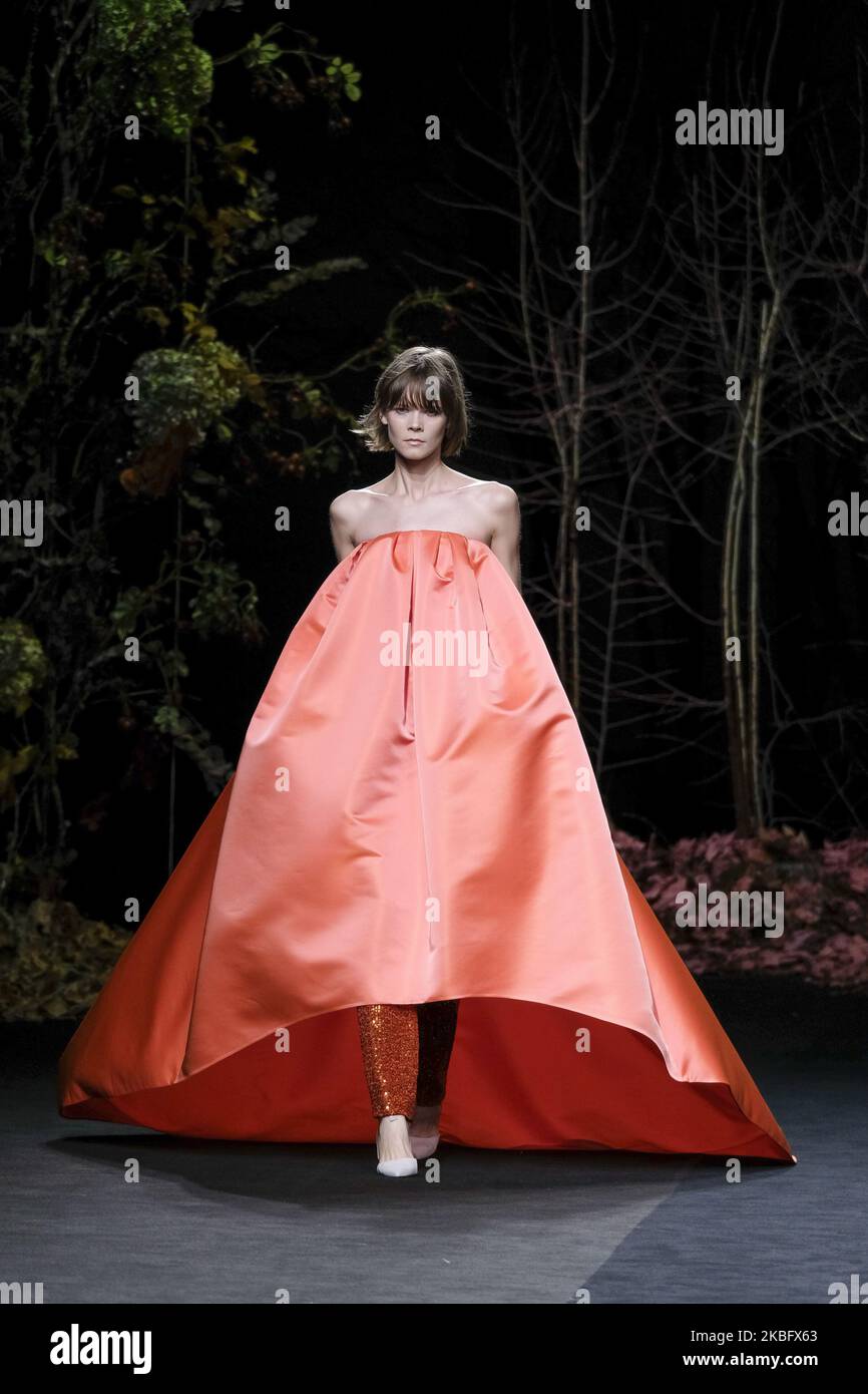 Ein Model geht auf der Skin CO-Modenschau 2. während der Mercedes Benz Fashion Week Madrid Herbst/Winter 2020-21 am 31. Januar 2020 in Madrid, Spanien (Foto: Oscar Gonzalez/NurPhoto) Stockfoto