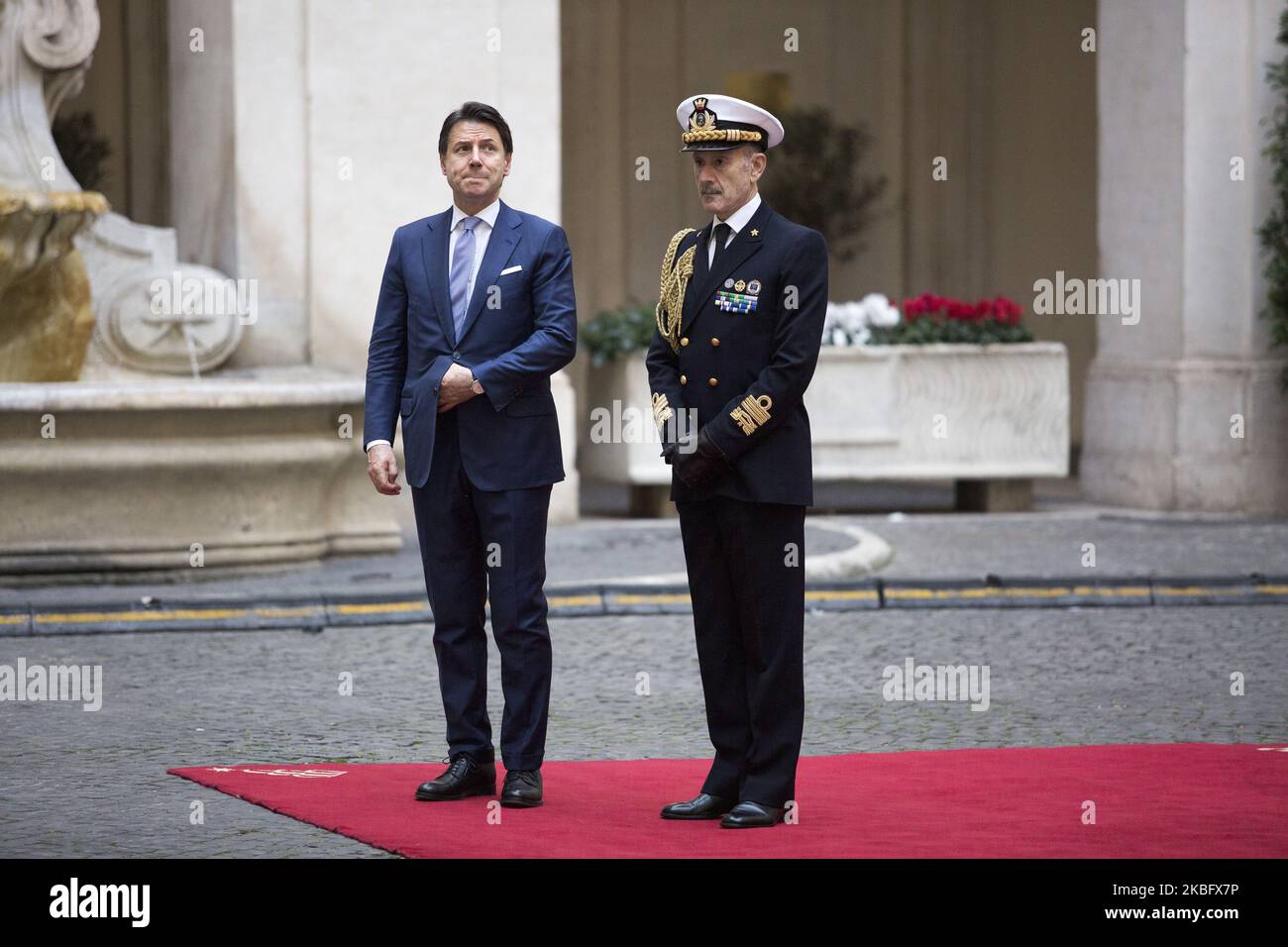 Italiens Premierminister Giuseppe Conte (L) wartet auf die Ankunft des argentinischen Präsidenten Alberto Fernandez am 31. Januar 2020 im Chigi-Palast in Rom. (Foto von Christian Minelli/NurPhoto) Stockfoto