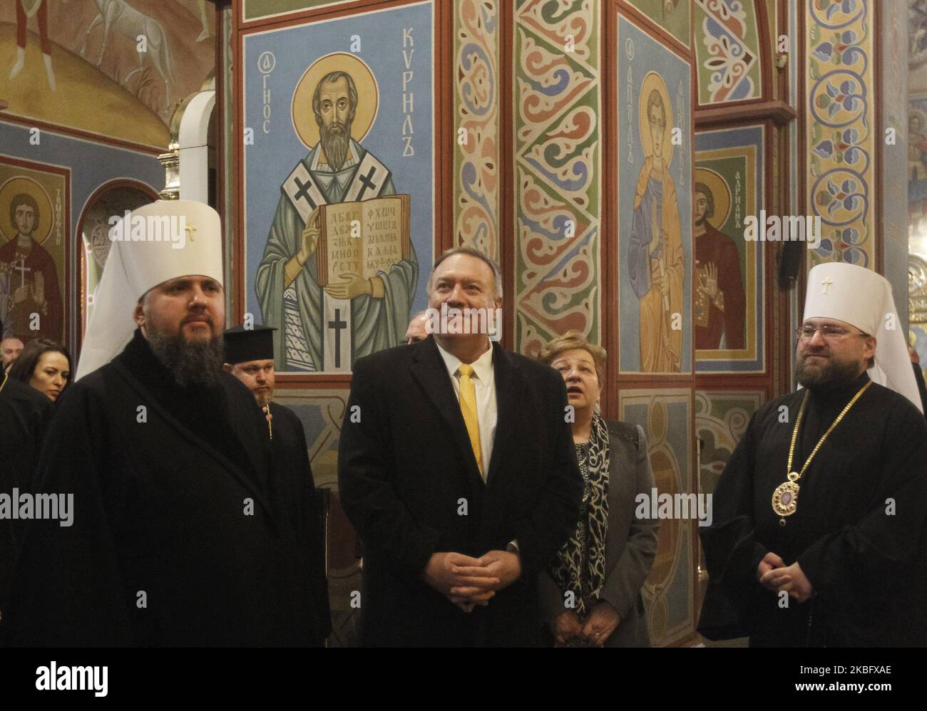 US-Außenminister Mike Pompeo (C) und der Leiter der orthodoxen Kirche der Ukraine, Metropolit Yepifaniy (L), besuchen am 31. Januar 2020 die St. Michaels-Kathedrale in Kiew, Ukraine. US-Außenminister Mike Pompeo besucht die Ukraine, um sich mit hochrangigen Vertretern der Ukraine, Vertretern der Religion, der Zivilgesellschaft und der Wirtschaft zu treffen. (Foto von STR/NurPhoto) Stockfoto