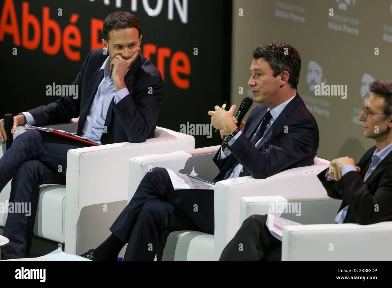 Europa Ecologie Les Verts (EELV) der Kandidat der Grünen für die bevorstehenden Kommunalwahlen in Paris, David Belliard (2L) und der Kandidat der französischen Partei La Republique en Marche (LREM) für die bevorstehenden Kommunalwahlen in Paris, Benjamin Griveaux (3L), nehmen an einer Debatte nach einem Bericht der Abbe-Pierre-Stiftung Teil Am 31. Januar 2020 in La Défense, in der Nähe von Paris, zu schlechten Wohnverhältnissen. (Foto von Michel Stoupak/NurPhoto) Stockfoto