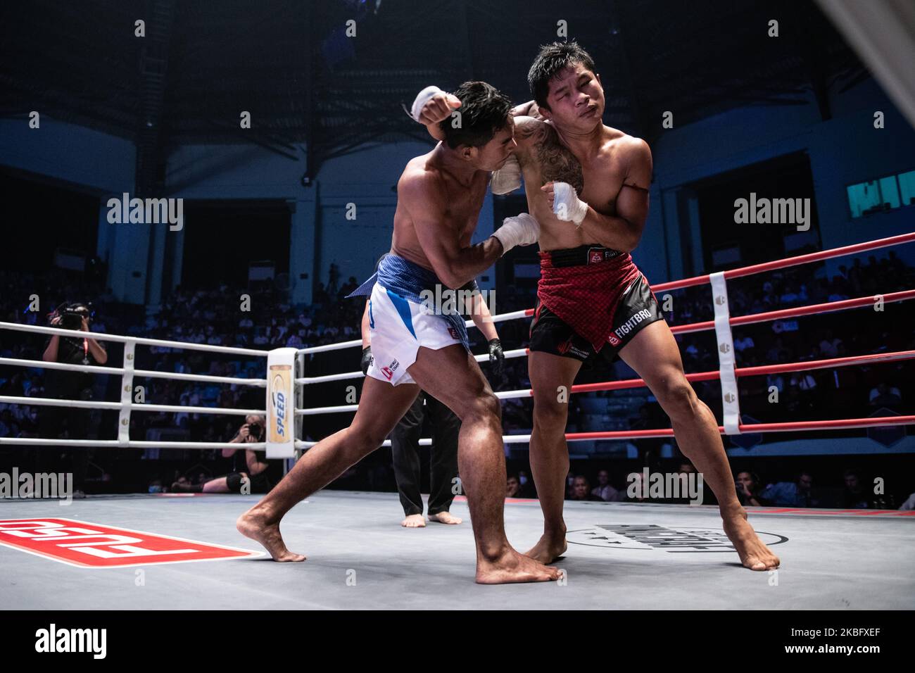 Hein tun Aung aus Myanmar (R) kämpft während der Lethwei-Weltmeisterschaft in Yangon, Myanmar, am 31. Januar 2020 gegen EM Sothy aus Kambodscha (L). (Foto von Shwe Paw Mya Tin/NurPhoto) Stockfoto