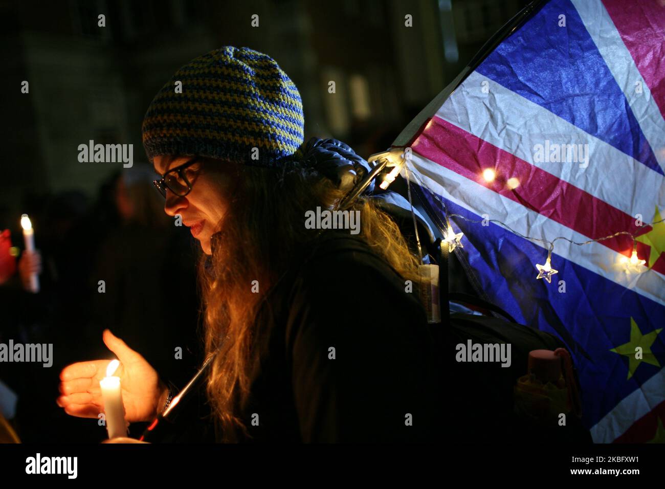 Pro-EU-Aktivisten halten am 31. Januar 2020 eine Kerzenlichtmahnwache vor dem Europahaus, dem Verbindungsbüro des Europäischen Parlaments im Vereinigten Königreich, auf dem Smith Square in London, England, ab. Der Austritt Großbritanniens aus der Europäischen Union, heute um 11pm Uhr britischer Zeit (Mitternacht in Brüssel), kommt mehr als dreieinhalb Jahre nach dem tief polarisierenden EU-Beitrittsreferendum des Landes, doch der Moment beendet nur die erste Phase der Brexit-Saga, Die zukünftigen Beziehungen des Vereinigten Königreichs zum Block müssen noch ausgehandelt werden. Der britische Premierminister Boris Johnson hat darauf bestanden, dass die 11-monatige Übergangsphase stattfindet Stockfoto