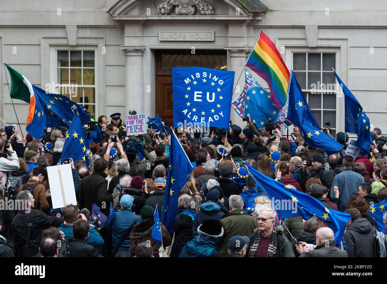 Eine Gruppe pro-EU-Befürworter demonstrieren vor dem Europahaus, um am 31. Januar 2020 in London, England, das Ende der EU-Mitgliedschaft Großbritanniens zu markieren. Heute wird Großbritannien die Europäische Union nach 47 Jahren Mitgliedschaft offiziell um 11 Uhr verlassen und in eine 11-monatige Übergangsphase eintreten, in der das künftige Handelsabkommen ausgehandelt wird. (Foto von Wiktor Szymanowicz/NurPhoto) Stockfoto