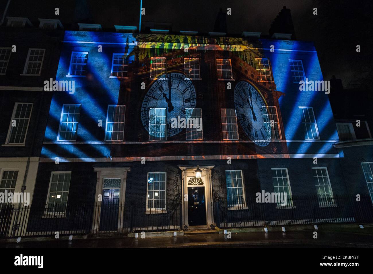 10 Downing Street wird mit einer Projektion der britischen Flagge und des Big Ben beleuchtet, während die Uhr um 11 Uhr schlägt, was den Austritt Großbritanniens aus der Europäischen Union am 31. Januar 2020 in London, England, signalisiert. Heute verließ Großbritannien nach 47 Jahren Mitgliedschaft offiziell um 11 Uhr die Europäische Union und tritt in eine 11-monatige Übergangsphase ein, in der das künftige Handelsabkommen ausgehandelt wird. (Foto von Wiktor Szymanowicz/NurPhoto) Stockfoto