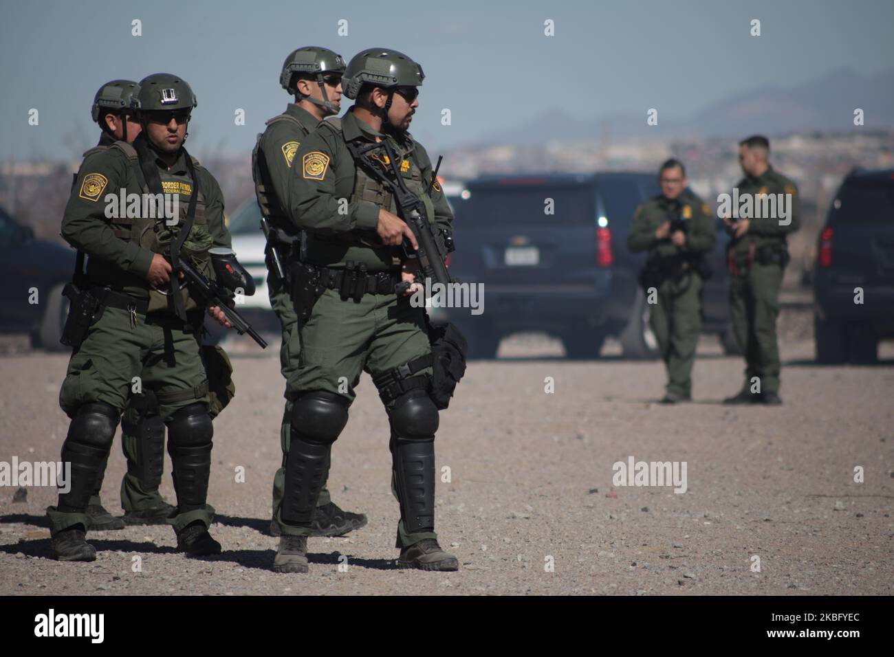 Agenten der US-Grenzpolizei führen am 31. Januar 2020 eine Trainingsübung im Gebiet Anapra vor der Mauer durch, die den Sunland Park, New Mexico, USA, von Mexiko trennt, wie aus Ciudad Juarez, Bundesstaat Chihuahua, zu sehen ist. (Foto von David Peinado/NurPhoto) Stockfoto