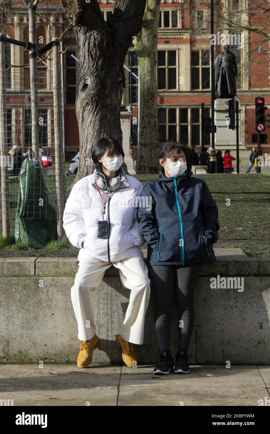 Asiatische Touristen tragen die Maske wegen der Ausbreitung des Coronavirus, für das es kürzlich in England, London, am Samstag, den 1 2020. Februar bestätigt wurde. (Foto von Mairo Cinquetti/NurPhoto) Stockfoto