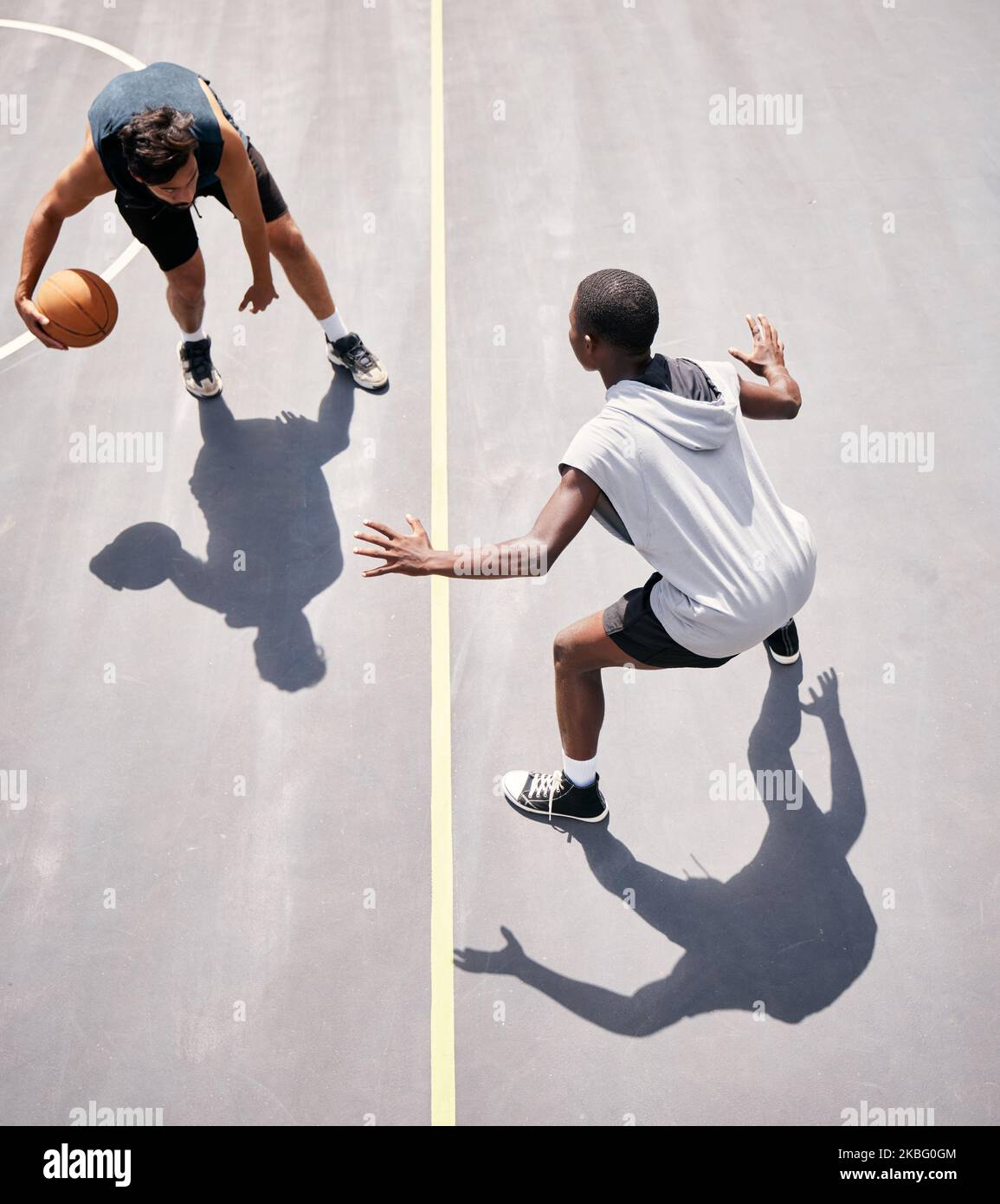 Basketball- und Basketballspieler auf dem Platz von oben für ein Spiel im Sommer für Fitness und Sport. Sport, aktiv und Jugend spielen wettbewerbsfähig Stockfoto