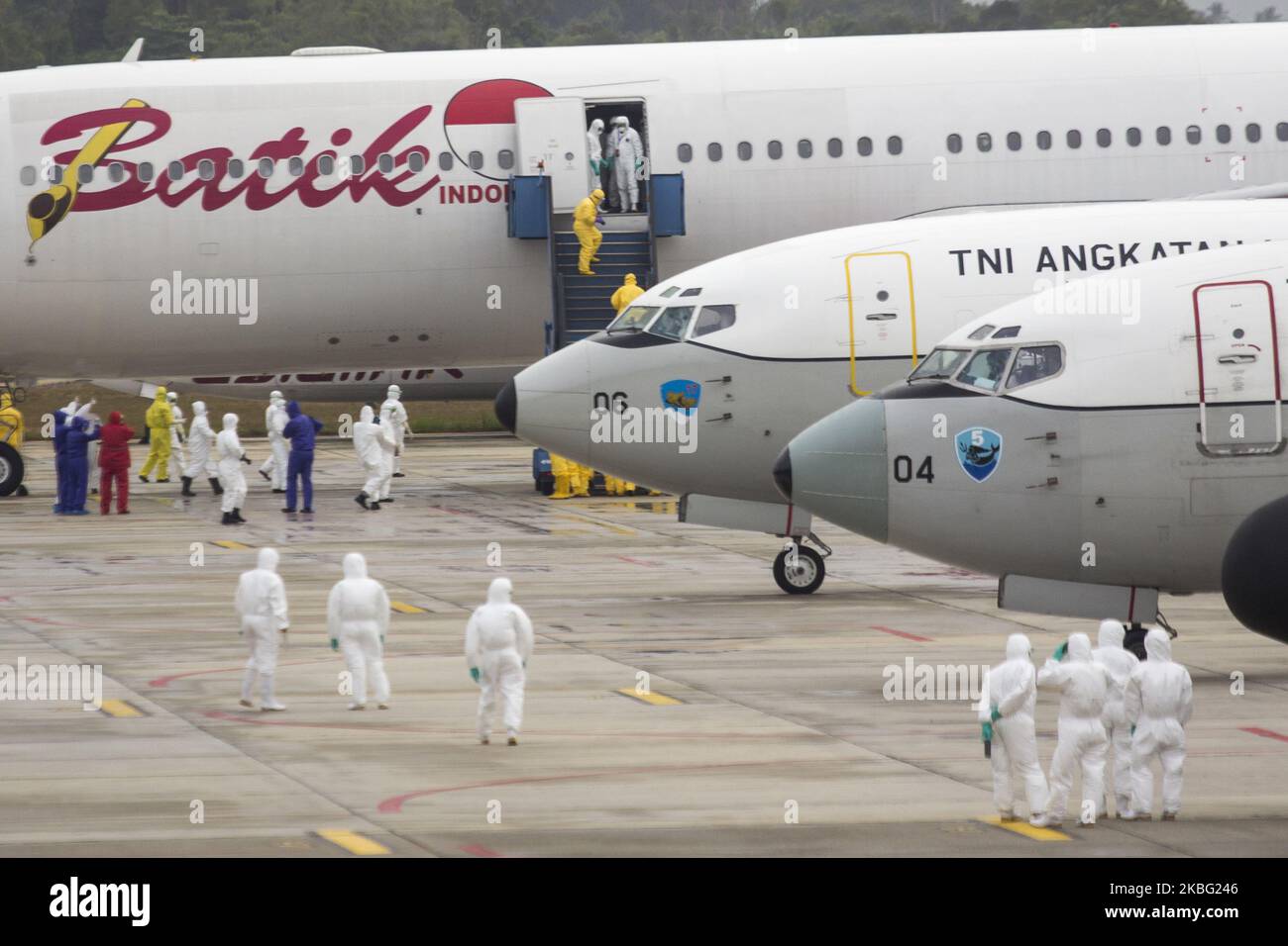 Bis zu 250 Bürger, die aus der Stadt Wuhan, China, evakuiert wurden, stiegen am 2. Februar 2020 aus dem Flugzeug aus, als sie am Flughafen Hang Nadim, Batam, Riau-Inseln, Indonesien ankamen. Der Bürger, der aus Wuhan evakuiert wurde, wurde dann nach Ranai, Natuna zurückgeflogen, um sich einer Beobachtung zu unterziehen (Foto: Teguh Prihatna/NurPhoto) Stockfoto