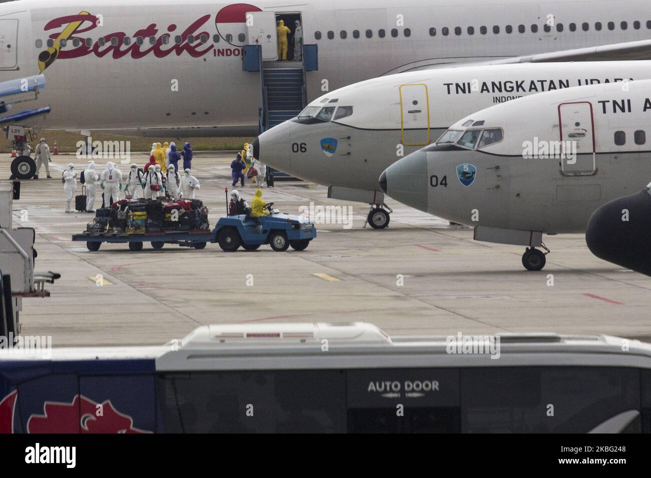 Bis zu 250 Bürger, die aus der Stadt Wuhan, China, evakuiert wurden, stiegen am 2. Februar 2020 aus dem Flugzeug aus, als sie am Flughafen Hang Nadim, Batam, Riau-Inseln, Indonesien ankamen. Der Bürger, der aus Wuhan evakuiert wurde, wurde dann nach Ranai, Natuna zurückgeflogen, um sich einer Beobachtung zu unterziehen (Foto: Teguh Prihatna/NurPhoto) Stockfoto
