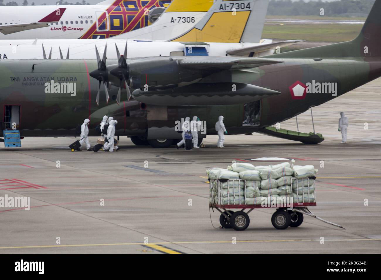 Bis zu 250 Bürger, die aus der Stadt Wuhan, China, evakuiert wurden, stiegen am 2. Februar 2020 aus dem Flugzeug aus, als sie am Flughafen Hang Nadim, Batam, Riau-Inseln, Indonesien ankamen. Der Bürger, der aus Wuhan evakuiert wurde, wurde dann nach Ranai, Natuna zurückgeflogen, um sich einer Beobachtung zu unterziehen (Foto: Teguh Prihatna/NurPhoto) Stockfoto