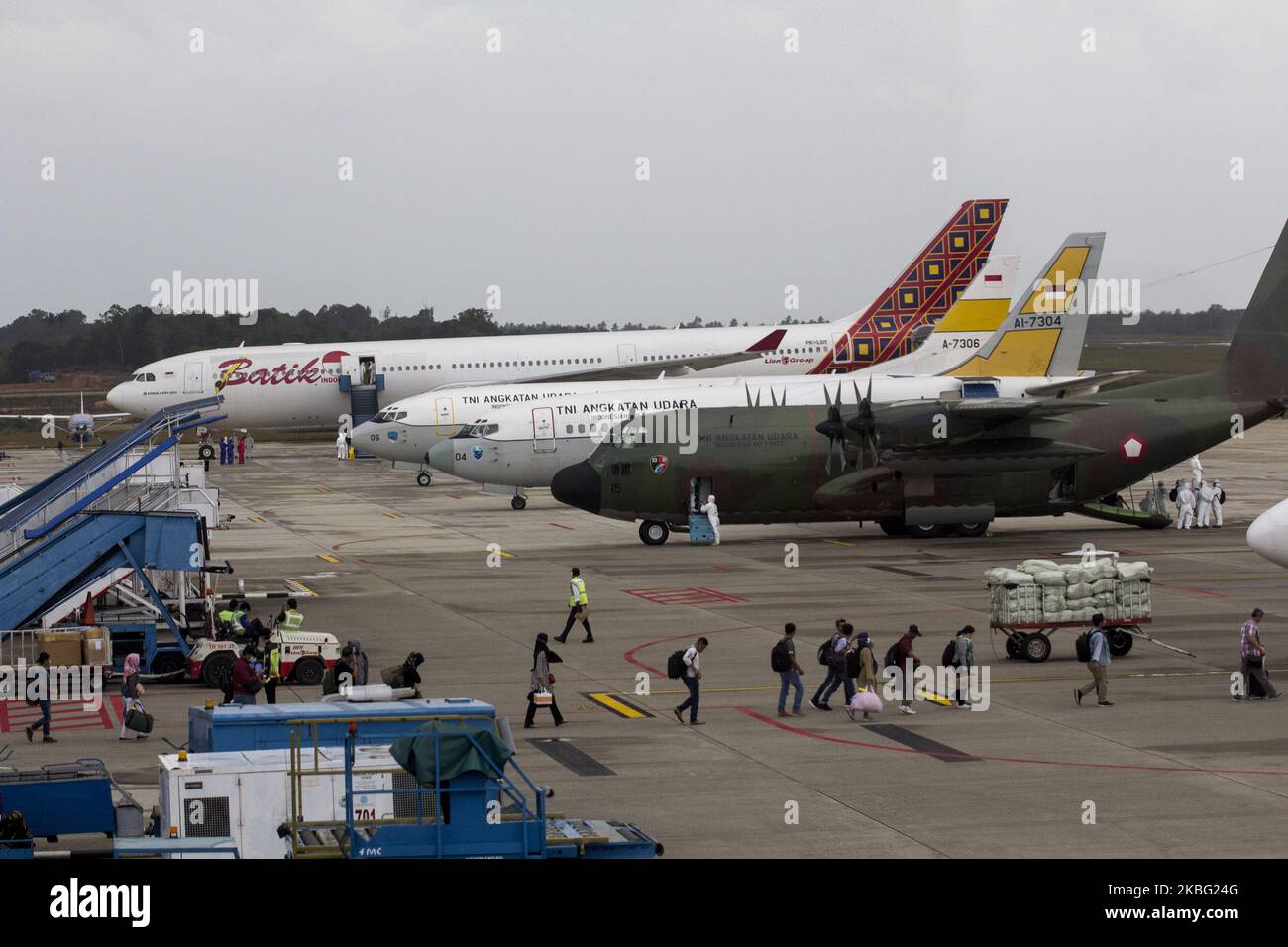 Bis zu 250 Bürger, die aus der Stadt Wuhan, China, evakuiert wurden, stiegen am 2. Februar 2020 aus dem Flugzeug aus, als sie am Flughafen Hang Nadim, Batam, Riau-Inseln, Indonesien ankamen. Der Bürger, der aus Wuhan evakuiert wurde, wurde dann nach Ranai, Natuna zurückgeflogen, um sich einer Beobachtung zu unterziehen (Foto: Teguh Prihatna/NurPhoto) Stockfoto