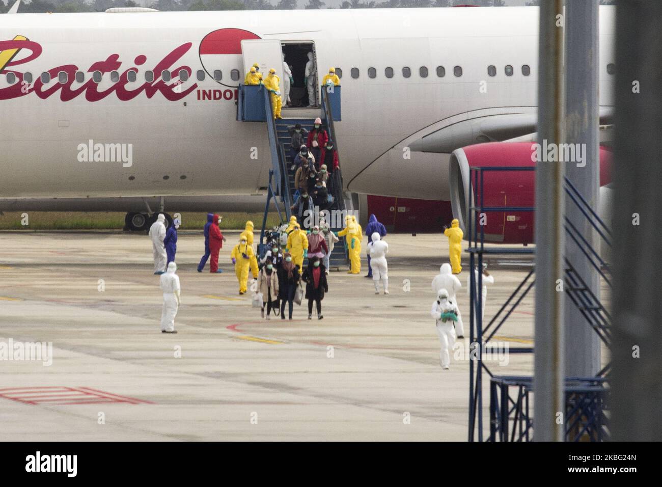 Bis zu 250 Bürger, die aus der Stadt Wuhan, China, evakuiert wurden, stiegen am 2. Februar 2020 aus dem Flugzeug aus, als sie am Flughafen Hang Nadim, Batam, Riau-Inseln, Indonesien ankamen. Der Bürger, der aus Wuhan evakuiert wurde, wurde dann nach Ranai, Natuna zurückgeflogen, um sich einer Beobachtung zu unterziehen (Foto: Teguh Prihatna/NurPhoto) Stockfoto