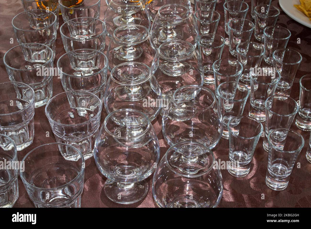Viele Gläser von Wein in einer Reihe auf Theke Stockfoto