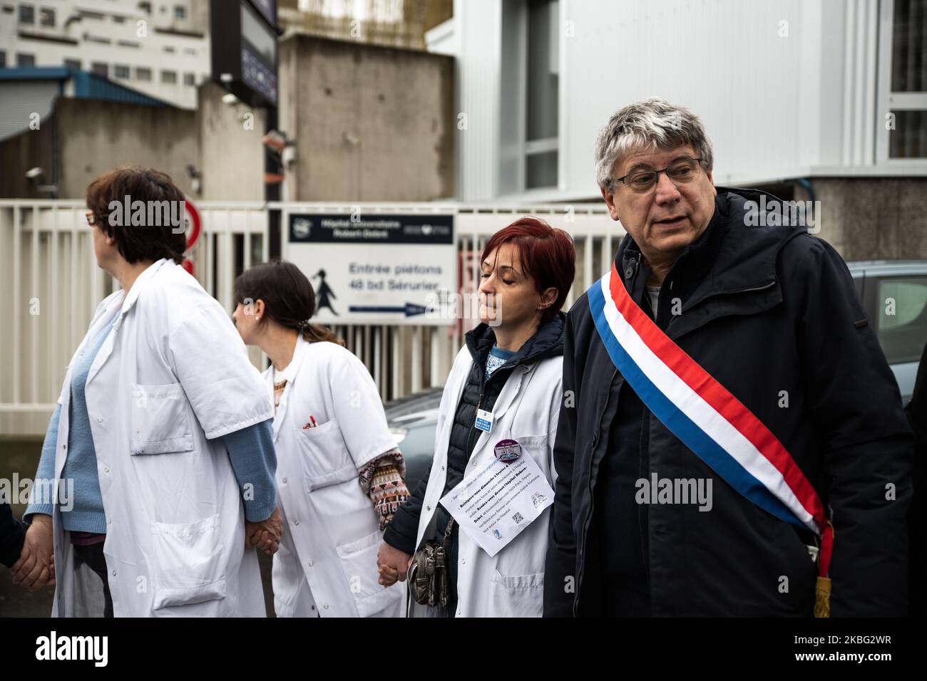 Mehrere hundert Menschen versammelten sich am 2. Februar 2020 vor dem Krankenhaus Debre in Paris, Frankreich, gegen den „Krankenhausbruch“. Ärzte, Krankenschwestern, Krankenwagen-Fahrer, Professoren und Krankenhauspersonal protestieren gegen das, was sie den „Krankenhausaufbruch“ nennen: Unterbesetzung, schwierige Arbeitsbedingungen, Geldmangel, alte Krankenhäuser und mehr und fordern einen Notfallplan zur Rettung des öffentlichen Krankenhauses, einige sind ebenfalls im Streik. Sie fingen an, ein Lied zu singen, und sie machten eine lange Menschenkette um das Krankenhaus herum. (Foto von Jerome Gilles/NurPhoto) Stockfoto