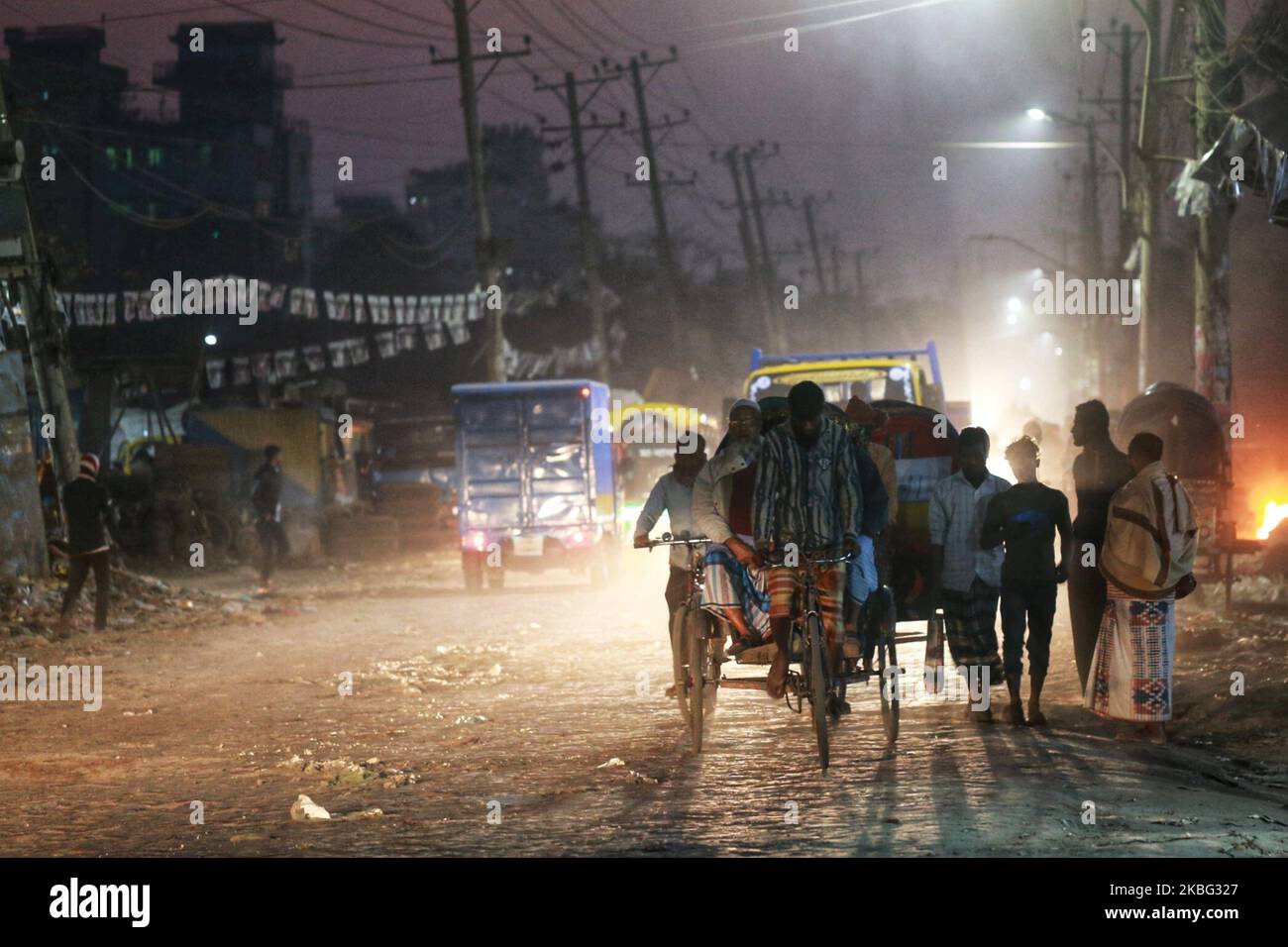 Am 2. Februar 2020 laufen Menschen auf der staubigen Straße in Dhaka, Bangladesch. (Foto von Rehman Asad/NurPhoto) Stockfoto