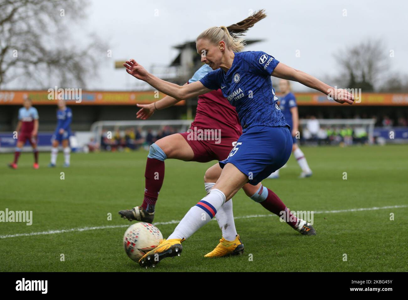 Jonna Andersson von Chelsea Women überquert sie am Sonntag, dem 2.. Februar 2020, an Cecillie Kvamme von West Ham United Women beim Barclays FA Women's Super League-Spiel zwischen Chelsea und West Ham United auf der Kingsmeadow, Kingston auf der Themse. (Foto von Jacques Feeney/MI News/NurPhoto) Stockfoto