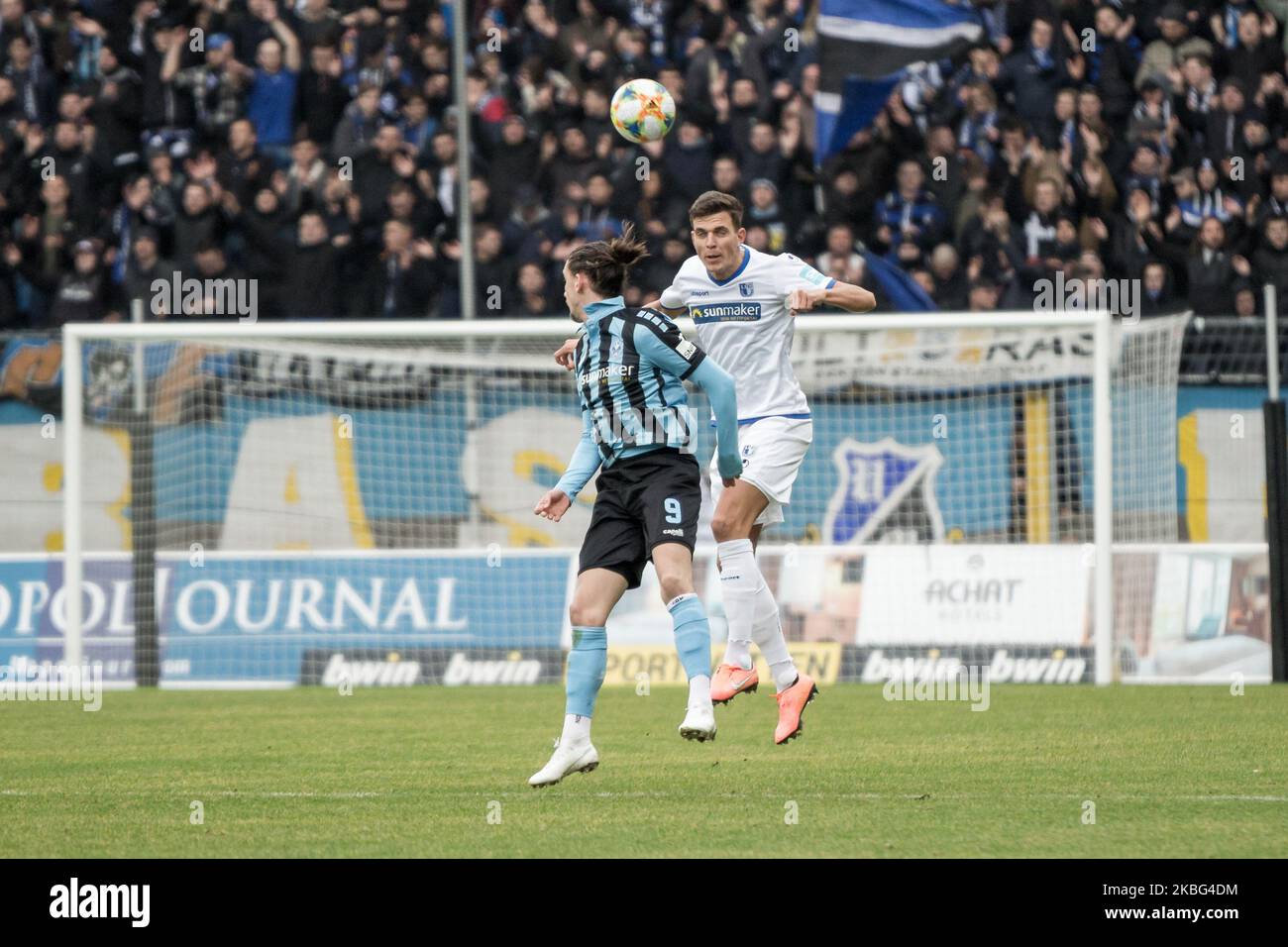 Tobias Müller von 1. FC Magdeburg und Valmir Sulejmani aus Mannheim während des 3. Bundesliga-Spiel zwischen SV Waldhof Mannheim und 1. FC Magdeburg am 02. Februar 2020 im Carl-Benz-Stadion in Mannheim. (Foto von Peter Niedung/NurPhoto) Stockfoto