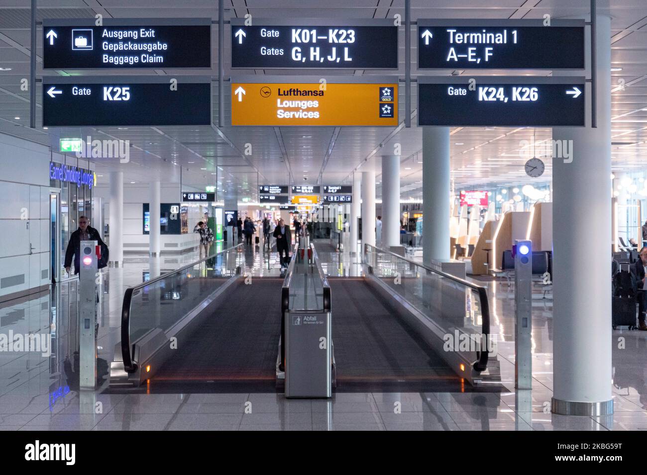 Flughafen München Last Minute Schalter öffnungszeiten Innenraum des Terminals 2 und des K-Gates-Bereichs des Münchner