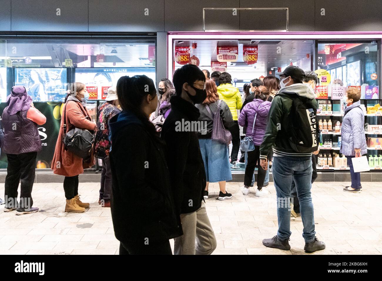 Taiwans Menschen stehen in Warteleine und warten darauf, am 4. Februar 2020 in Tapei, Taiwan, eine chirurgische Schutzmaske zu kaufen, um sich vor dem Corona-Virus (2019-nCoV) zu schützen. (Foto von Jose Lopes Amaral/NurPhoto) Stockfoto