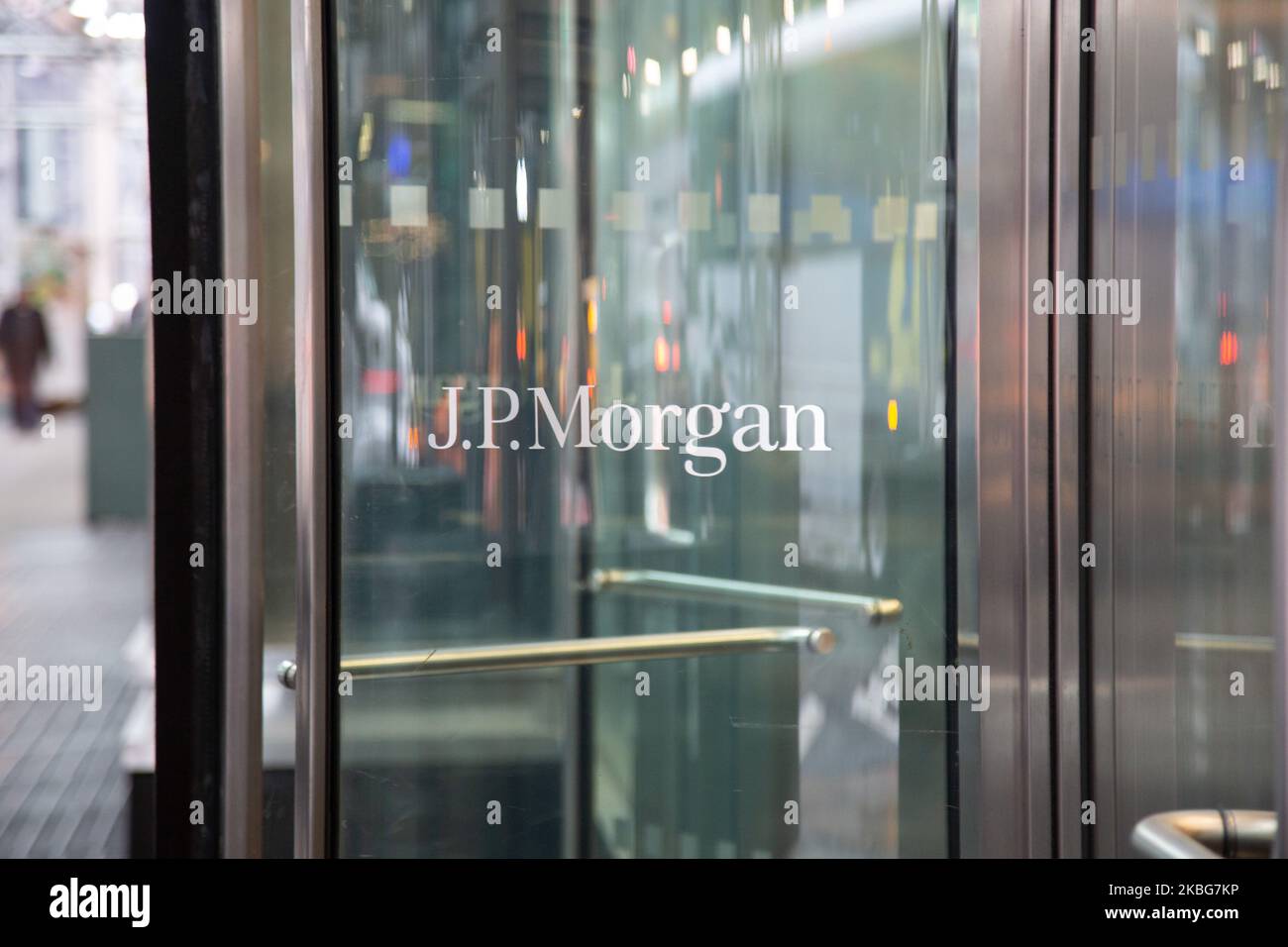 Das J.P. Morgan-Logo am 23. Januar 2020 am Eingang eines Bürogebäudes aus Glas in Midtown Manhattan, New York, USA. JPMorgan Chase & Co. Ist eine amerikanische multinationale Investmentbank und Finanzdienstleistungsholding mit Sitz in New York City. NY, USA (Foto von Nicolas Economou/NurPhoto) Stockfoto