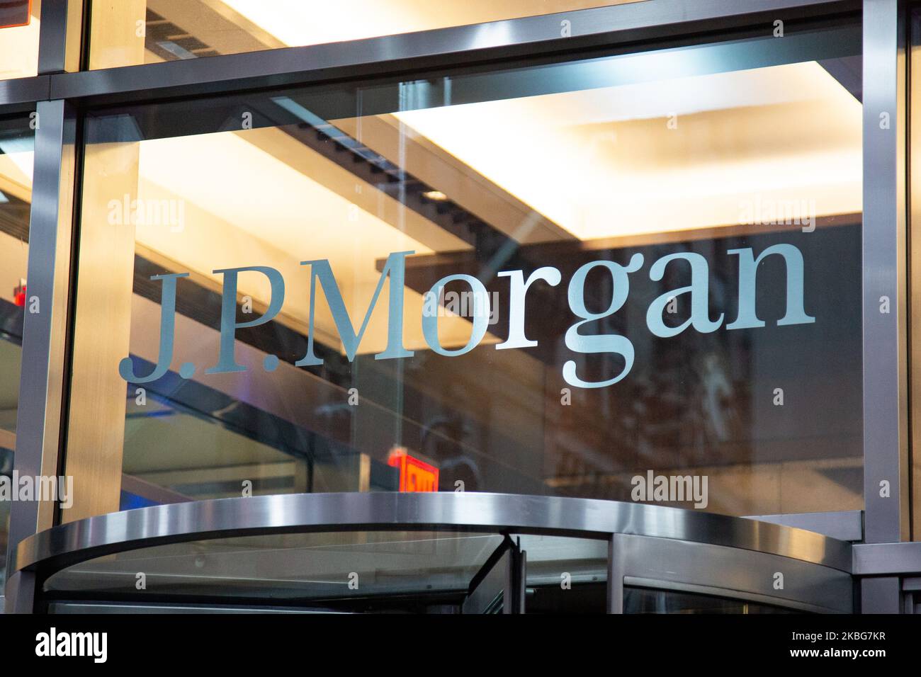 Das J.P. Morgan-Logo am 23. Januar 2020 am Eingang eines Bürogebäudes aus Glas in Midtown Manhattan, New York, USA. JPMorgan Chase & Co. Ist eine amerikanische multinationale Investmentbank und Finanzdienstleistungsholding mit Sitz in New York City. NY, USA (Foto von Nicolas Economou/NurPhoto) Stockfoto