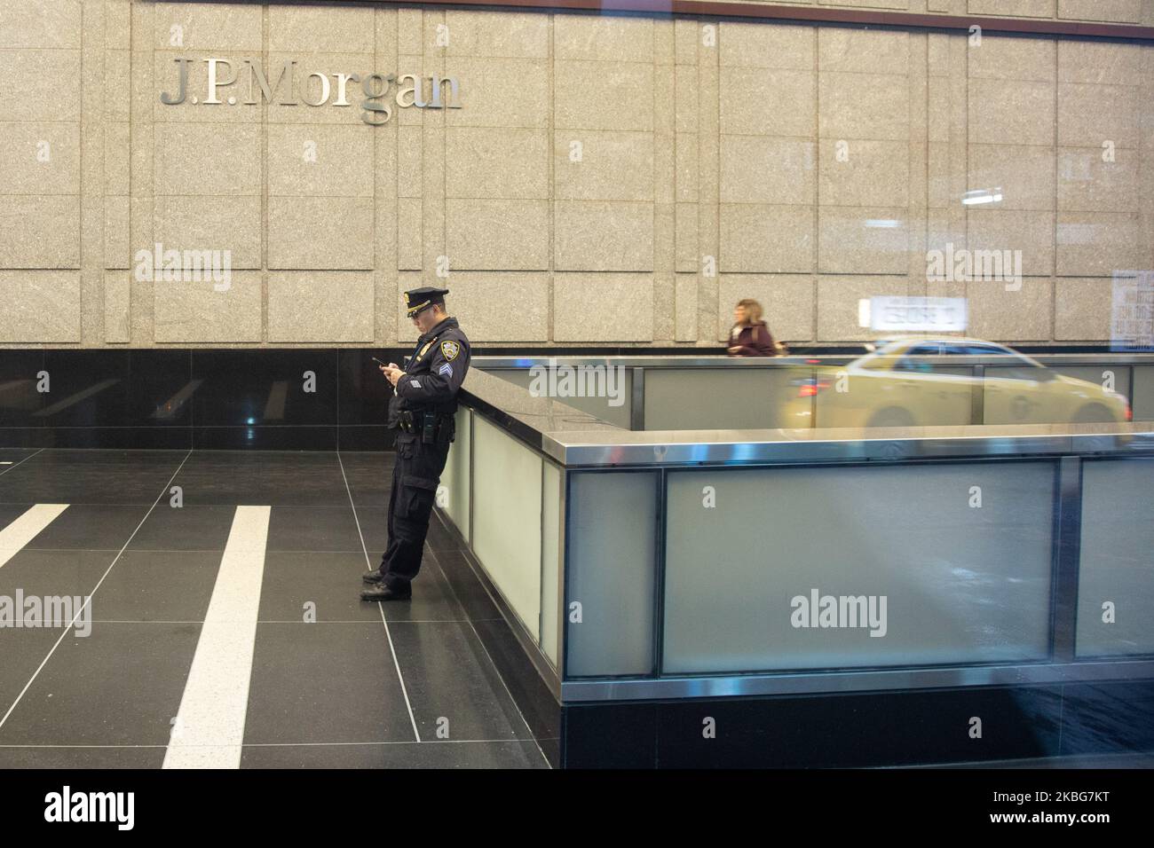 Das J.P. Morgan-Logo am 23. Januar 2020 am Eingang eines Bürogebäudes aus Glas in Midtown Manhattan, New York, USA. JPMorgan Chase & Co. Ist eine amerikanische multinationale Investmentbank und Finanzdienstleistungsholding mit Sitz in New York City. NY, USA (Foto von Nicolas Economou/NurPhoto) Stockfoto