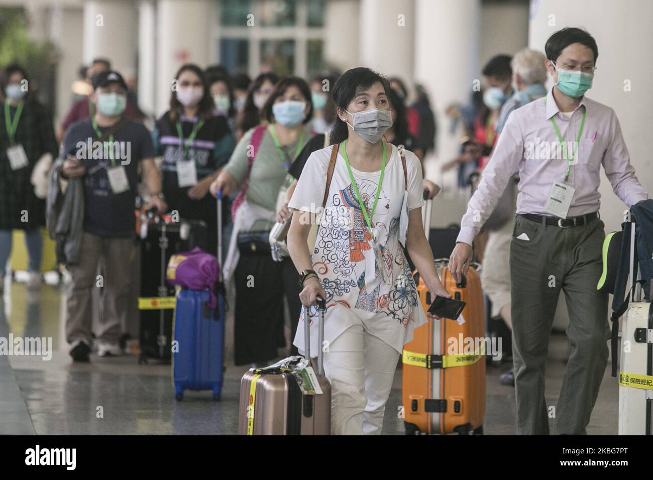 Passagiere mit Schutzkleidung, die am 4 2020. Februar am internationalen Flughafen Bali Ngurah Rai in Kuta, Bali, Indonesien ankommen. Indonesien hat bestätigt, dass alle Flüge vom und zum chinesischen Festland vom 5.. Februar bis zur weiteren Benachrichtigung eingestellt werden, um die Ausbreitung des neuartigen Coronavirus auf Indonesien zu verhindern. DIE WHO hat angekündigt, dass das neuartige Coronavirus ein internationaler öffentlicher Notfall ist. (Foto von Johanes Christo/NurPhoto) Stockfoto