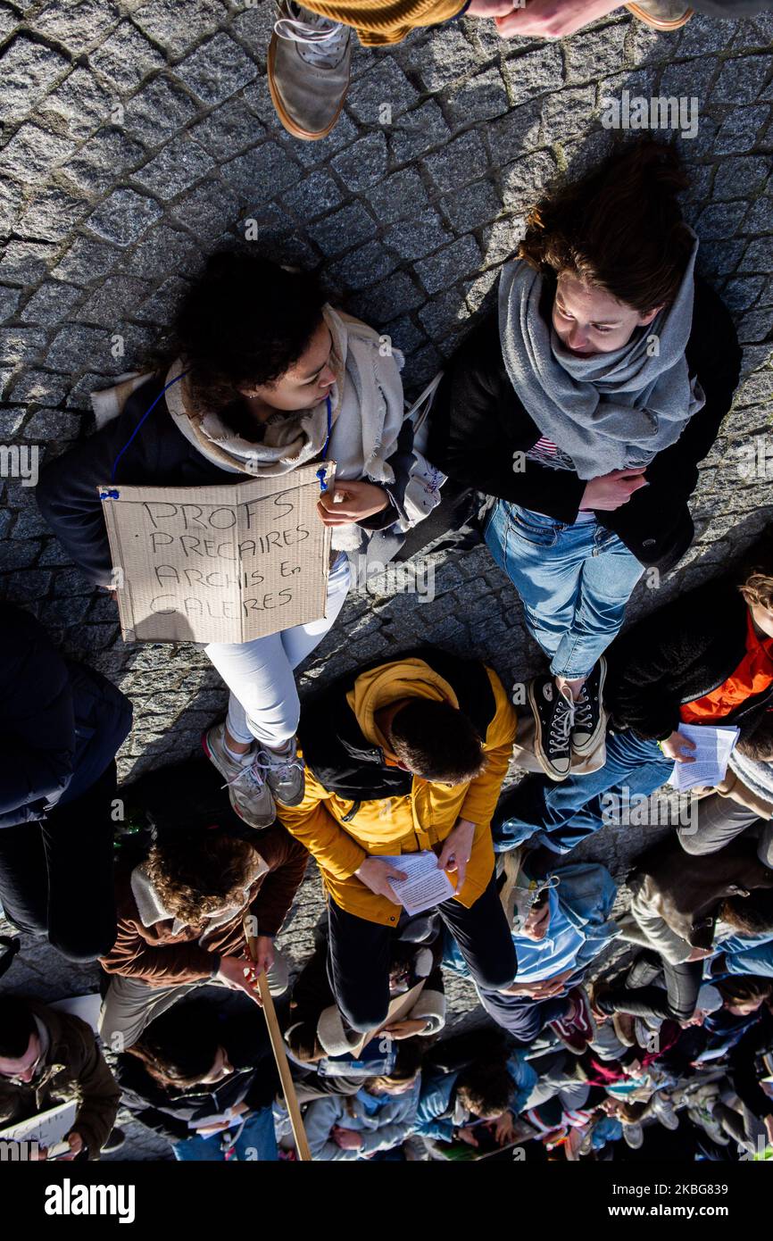 Die Schüler der ENSAB, die auf dem Boden des Rathausplatz liegen, sterben ein, um den Mangel an Mitteln zu verurteilen, die ihren Schulen gewährt wurden. Auf dem Schild wird ein Schüler als Lehrer und ein Schüler in einer sehr schwierigen Situation am 4. Februar 2020 in Rennes, Frankreich, registriert. (Foto von Vernault Quentin/NurPhoto) Stockfoto