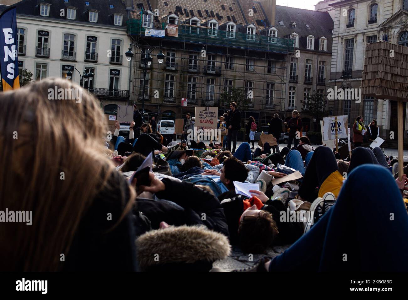 Die Schüler der ENSAB, die auf dem Boden des Rathausplatz liegen, sterben ein, um den Mangel an Mitteln zu verurteilen, die ihren Schulen gewährt wurden. Auf dem Zeichen eines Studenten steht endlich Bargeld für das Ministerium gegen die Galeere in Rennes, Frankreich, am 4. Februar 2020. (Foto von Vernault Quentin/NurPhoto) Stockfoto