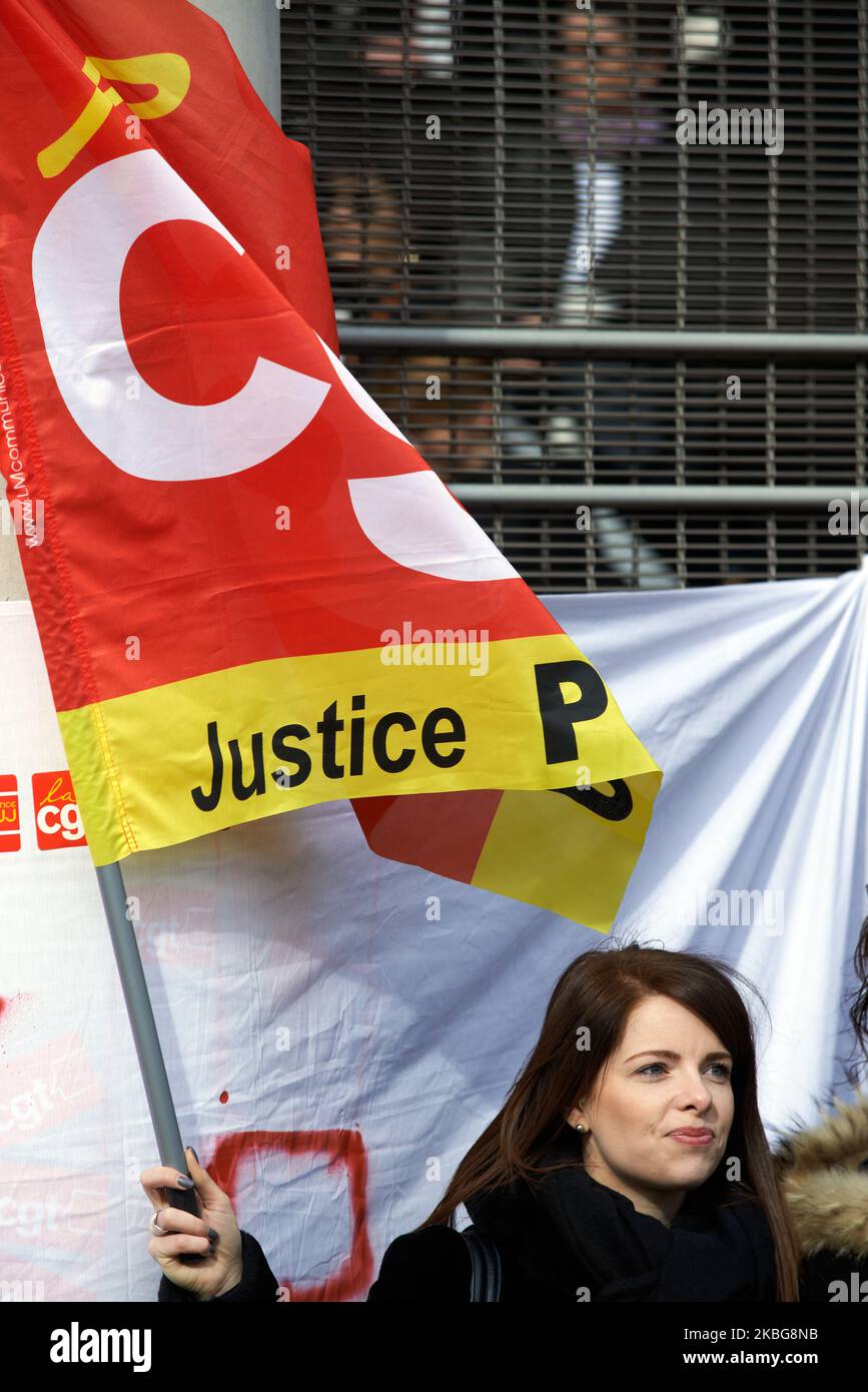 Eine Frau aus dem Penitienry-Dienst hält eine CGT-Flagge. Anwälte versammelten sich vor dem Gerichtsgebäude von Toulouse, um gegen die geplante Rentenreform Macrons zu protestieren. Sie kamen mit roten Ballons und Flugblättern gegen die Reform. Ihre Beiträge zum Rentensystem werden sich verdoppeln (14 % auf 28 %), bei einer Rente jedoch um 30 % niedriger. Anwälte blockieren das Gerichtsgebäude von Toulouse und alle Anhörungen für diesen Tag. Die Gouvernement-Partei Macrons plant, das Rentensystem durch ein System nach Punkten (Kapitalisierung) zu ändern. Menschen aus dem Strafvollzugsdienst protestierten mit ihnen. Toulouse. Frankreich. Febr. Stockfoto
